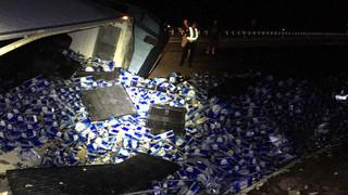 Camión se despista y derrama 60.000 botellas de cerveza [FOTOS]