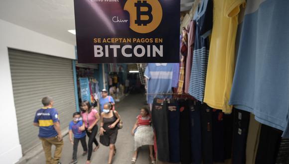 Un letrero en un puesto anuncia la aceptación de la criptomoneda bitcoin como pago, en San Salvador, el 24 de mayo de 2022. (Foto: MARVIN RECINOS / AFP)