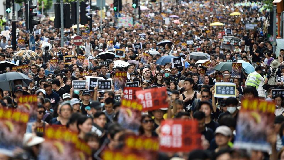 Hong Kong: Muchedumbre toma las calles en una nueva marcha contra ley extradición. (AFP)