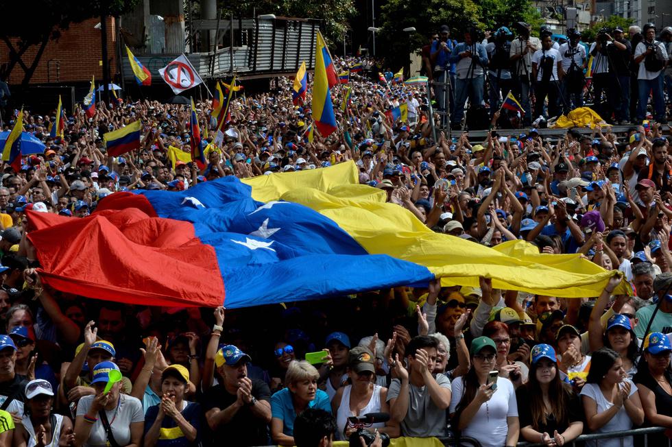 Las manifestaciones se han intensificado luego que Juan Guaidó se autoproclamara presidente encargado de Venezuela el miércoles por la tarde ante miles de venezolanos que salieron a la calles a mostrarse en contra del régimen de Maduro.  (AFP)