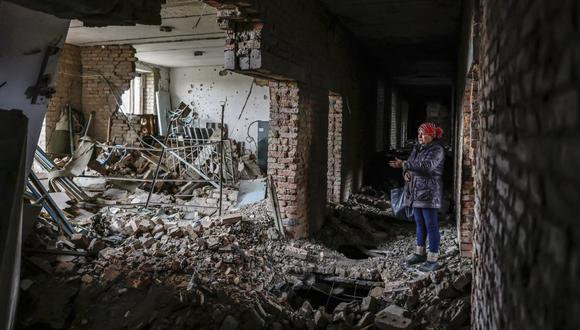 Irina, residente local de 55 años, dentro de la escuela vocacional destruida donde trabajó durante 30 años, en Arkhanhelske, en la región norte de Kherson, el 6 de noviembre de 2022. (Foto de EFE/EPA/HANNIBAL HANSCHKE)