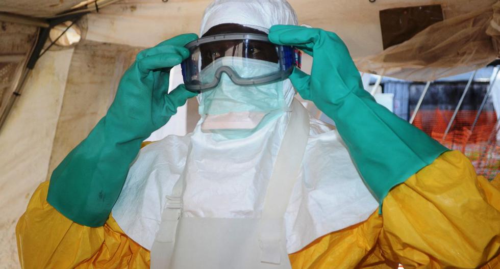 Esta foto de archivo tomada el 28 de junio de 2014 muestra a un miembro de Médicos Sin Fronteras (MSF) poniéndose equipo de protección en la sala de aislamiento del Hospital Donka en Conakry (Guinea), donde reciben tratamiento las personas infectadas con el virus del Ébola. (CELLOU BINANI / AFP).