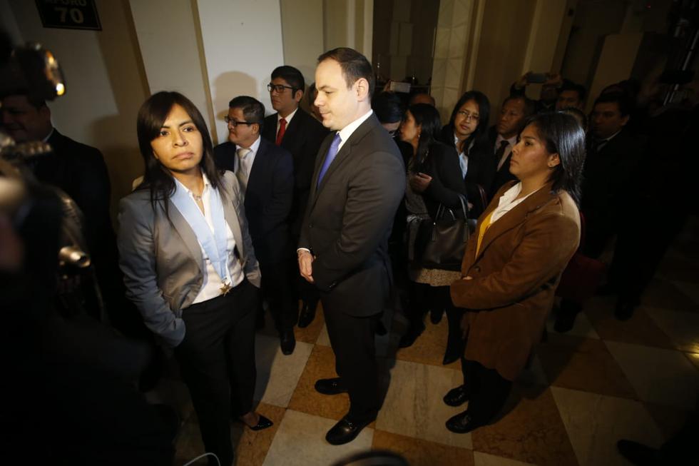 Giulliana Loza y Mark Vito Villanella a la espera del inicio de la audiencia de la Corte Suprema sobre la casación de Keiko Fujimori. (Foto: Mario Zapata / El Comercio)