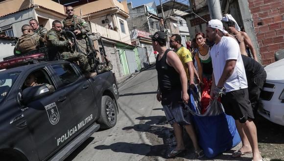 Un grupo de personas lleva en una cobija a una persona presuntamente muerta durante un operativo policial, hoy, en la favela Alemão, al norte de Río de Janeiro (Brasil)(Foto: EFE/ André Coelho)