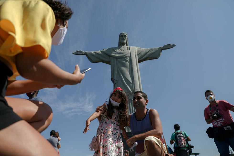 Imagen de ciudadanos durante una visita a la estatua del Cristo Redentor, en Río de Janeiro (Brasil). (AFP / FABIO MOTTA).