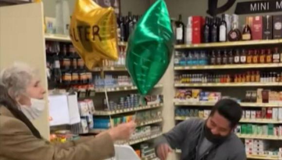 La anciana ganó 300 dólares y compartió la mitad de su premio con Walter, el joven que le vendió el boleto de lotería en una tienda. (Foto: captura @heidiforrest_ / Instagram)