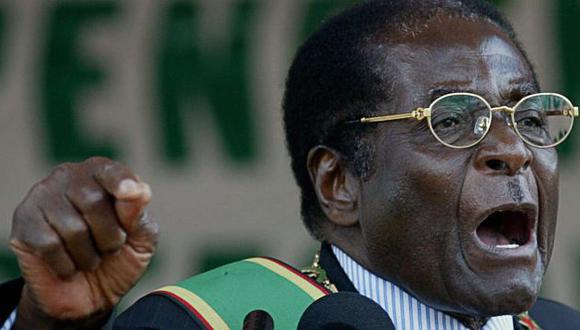 Robert Mugabe dijo que los gays son peores que los cerdos y perros. (AOL)