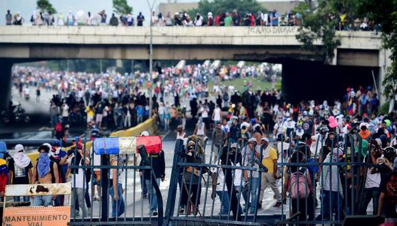 Suman tres muertos en protestas convocadas contra el presidente de Venezuela, Nicolás Maduro. (AFP)