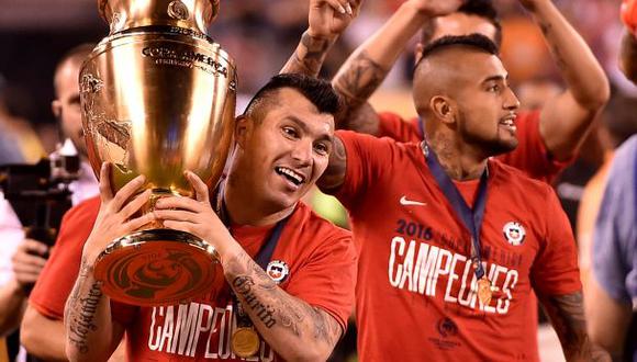 Gary Medel y Arturo Vidal son compañeros en la selección de Chile. (Foto: AFP)