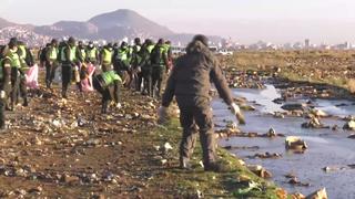 Voluntarios inician limpieza del contaminado lago Uru Uru en Bolivia