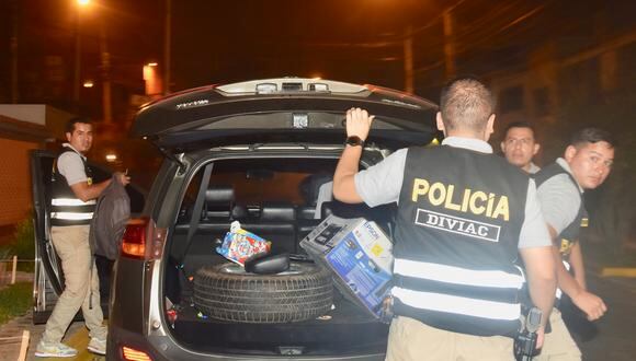 Pruebas. Miembros de la Diviac trasladan las evidencias incautadas en la casa de Surquillo. (Javier Zapata /Perú21)