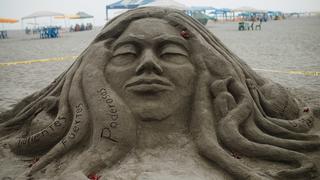 Artistas se unieron para promover los derechos de las mujeres a través de esculturas en arena en Chilca