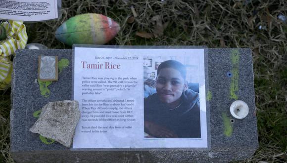 En esta foto de archivo del 13 de diciembre de 2020, se ve un monumento a Tamir Rice en la base de la estatua del general Robert E. Lee el domingo 13 de diciembre de 2020 en Richmond, Virginia. (Foto AP / Jacqueline Larma, archivo)