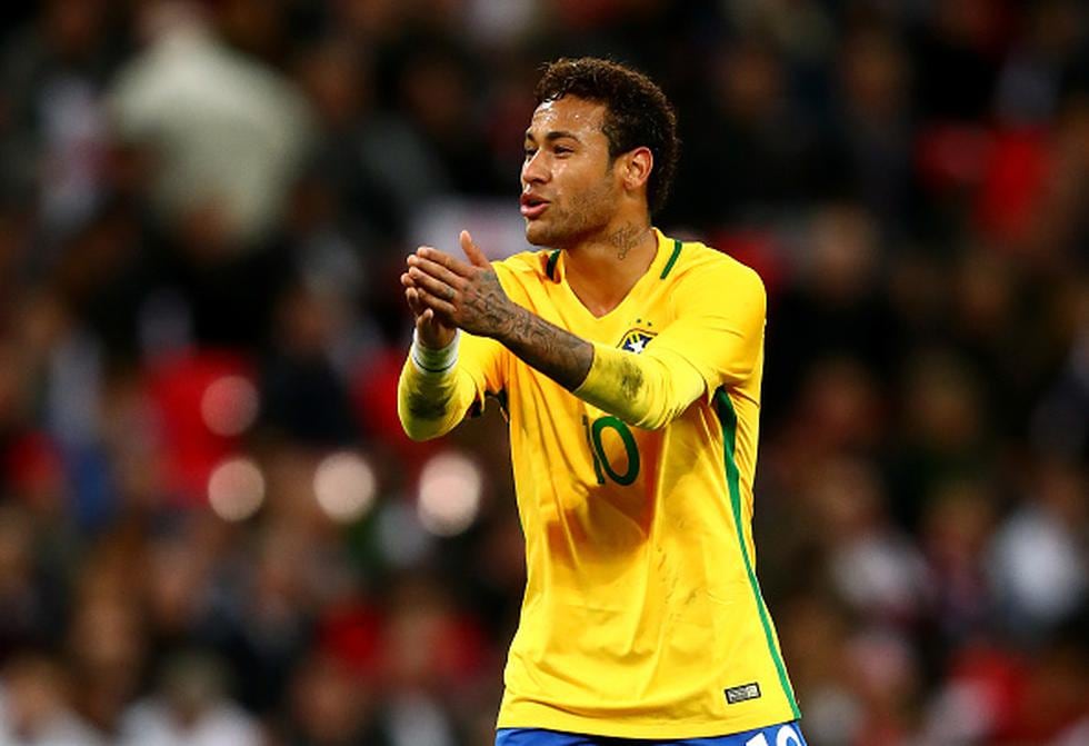 Neymar fue operado por una fractura en el pie derecho y tardará al menos un mes para regresar a los campos de juego. (GETTY IMAGES)
