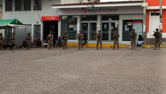 Soldados custodian entidades en Ayacucho.