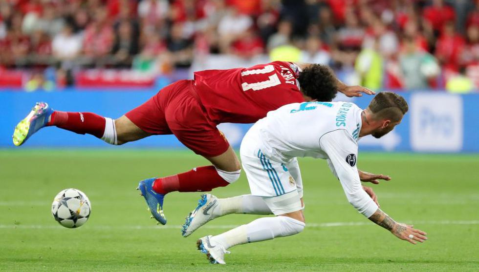 Sergio Ramos y la polémica jugada que sacó a Salah del partido. (EFE)