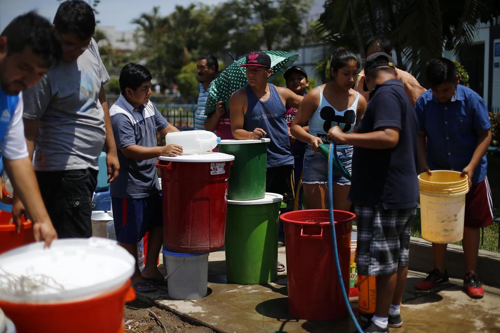 Vecinos afectados de SJL por rotura de tubería tendrán agua a partir de las 4 de la tarde. (LuisCenturión/Perú21)