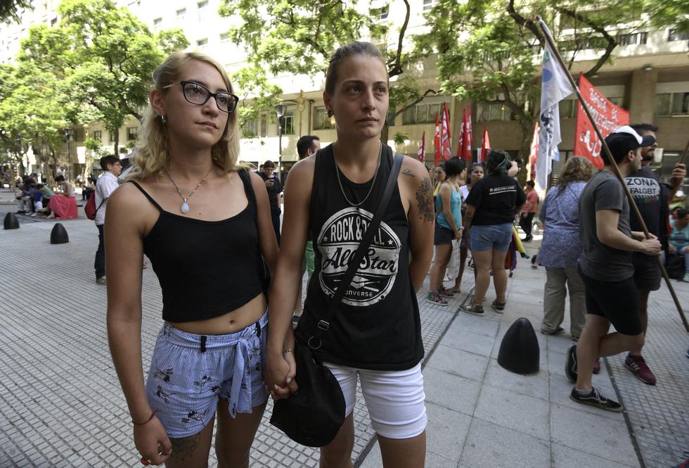 Argentina: Encarcelan a joven lesbiana por fumar con su esposa en una estación tren. (AFP)