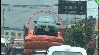 Chosica: Camión traslada vehículo sobre colchones por la carretera central | VIDEO 