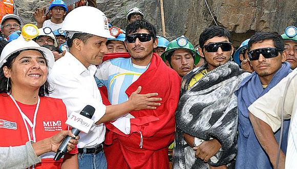 El presidente Humala y la ministra Jara con los mineros rescatados. (Reuters)