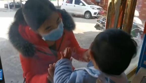 La enfermera china puede ver a su hijo de un año después de varios días. (Foto: Captura China Xinhua)