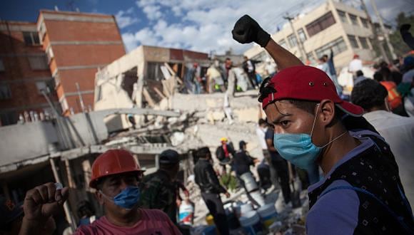 El puño del silencio es la señal previa para encontrar sobrevivientes tras terremoto en México. (Gettyimages)