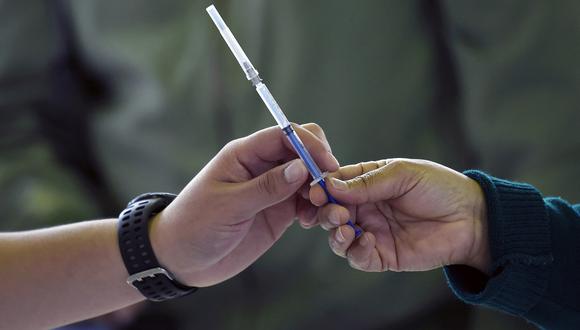 Bolivia investiga caso de militar que recibió vacuna contra el COVID de forma irregular. (Photo by ALFREDO ESTRELLA / AFP)
