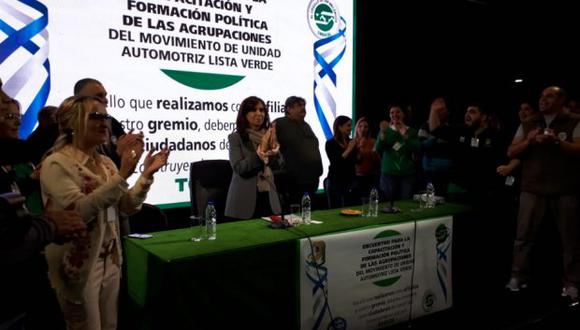 La expresidenta de Argentina Cristina Fernández participó hoy en un acto junto al influyente líder sindical de los camioneros, Hugo Moyano. (Foto: Twitter/@OMARPLAINI)