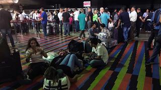 Trámites migratorios se hacen manualmente en aeropuerto de Caracas por apagón