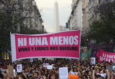 Miles marchan contra absolución de acusados de feminicidio en Argentina