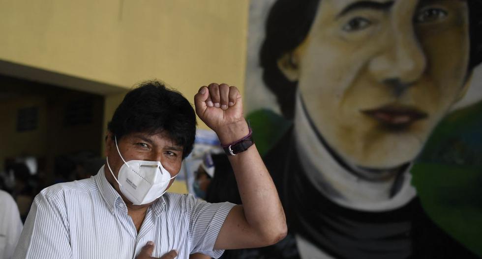 El ex presidente boliviano Evo Morales con máscara facial, gestos durante una visita a un colegio electoral en el centro de Caracas, el 6 de diciembre de 2020. (Federico PARRA / AFP).