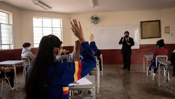 El 30 de setiembre de 2021, 98 adolescentes del colegio Los Jazmines de Naranjal, en el distrito de San Martín de Porres, Lima, retornaron a clases semi presenciales luego de más de 18 meses de escuelas cerradas debido a la pandemia por COVID-19.