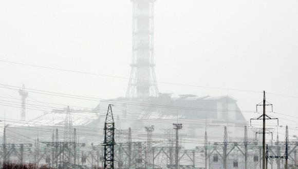 Vista general del "sarcófago" que cubre el cuarto bloque de energía destruido de la planta de energía nuclear de Chernóbil el 27 de febrero de 2006. (Foto: Sergei SUPINSKY / AFP)