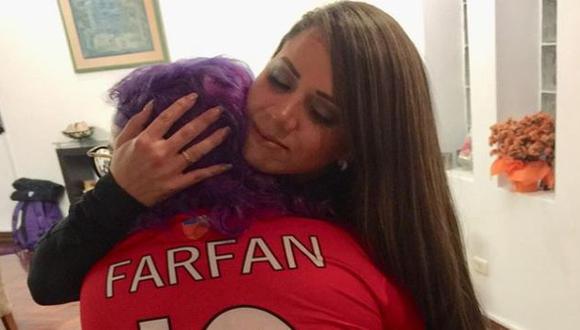 Melissa Klug abrazó la camiseta de Jefferson Farfán… pero no, no es lo que parece (Instagram)
