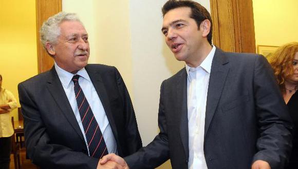 Tsipras (derecha) se reunió hoy con Papoulias. (AP)