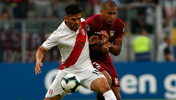 Carlos Zambrano no terminó el partido contra Bolivia por lesión. (Foto: AFP)