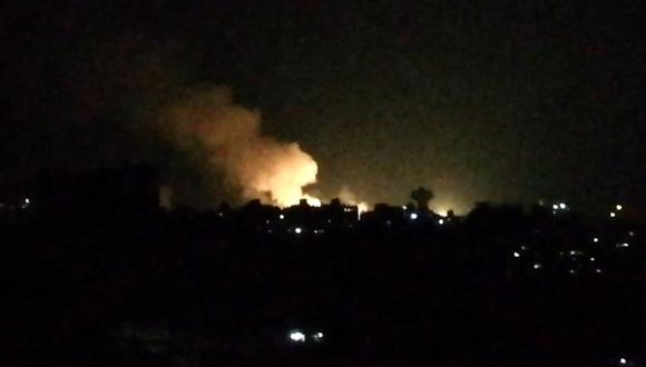 Captura tomada de un video muestra lo que parece ser el humo que ondea en los edificios cercanos a la capital siria, Damasco, luego de un ataque aéreo israelí durante la noche del 1 de julio de 2019. (Foto referencial: AFP)