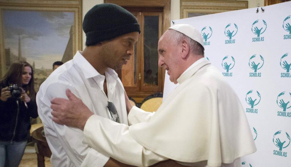 El papa Francisco tuvo un encuentro con Ronaldinho en el Vaticano. (AP)
