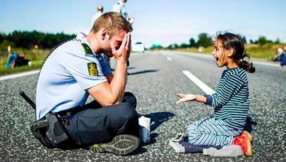 En esta fotografía vemos a un policía de Dinamarca bromeando con una niña siria (Facebook Ian Bremmer).