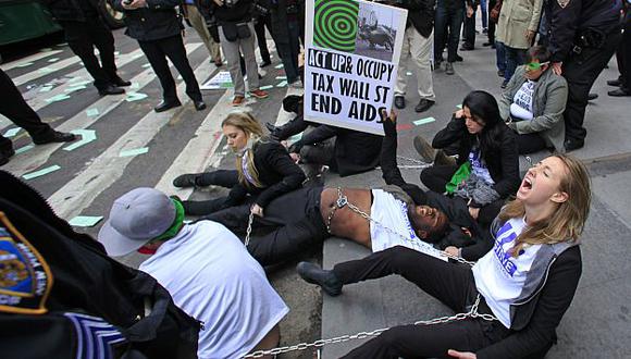 Jóvenes de Occupy Wall Street se manifiestan contra el poder las empresas y las evasiones fiscales. (AP)