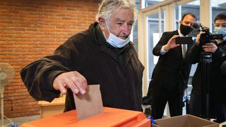 Elecciones en Uruguay se celebran en jornada lluviosa, con tapabocas y distanciamiento  [FOTOS]