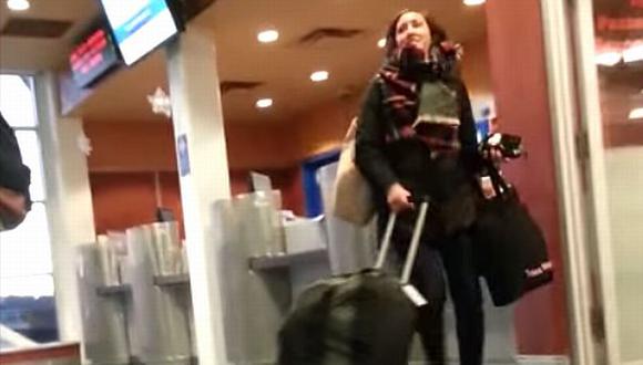 Berrinche de mujer por perder viaje en ferry se vuelve viral en Facebook. (Captura de video)