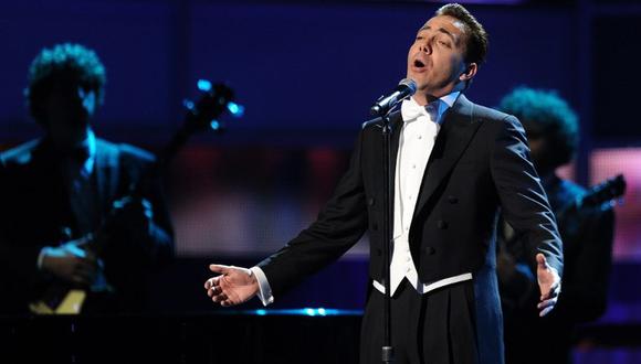 El cantante rinde un merecido homenaje a Juan Gabriel. (Foto: AFP)