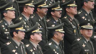 Oficializan aumento de sueldos a policías y militares