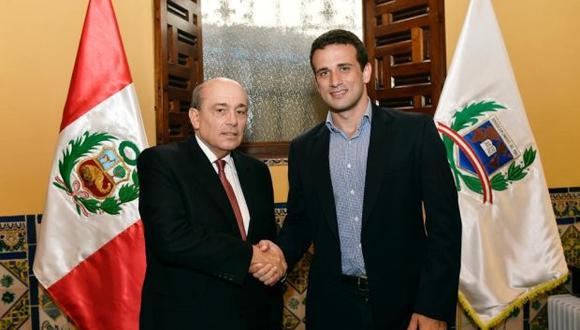 Carlos Scull (derecha) fue recibido por la cancillería peruana como representante diplomático del gobierno interino de Juan Guaidó (Cancillería de Perú).