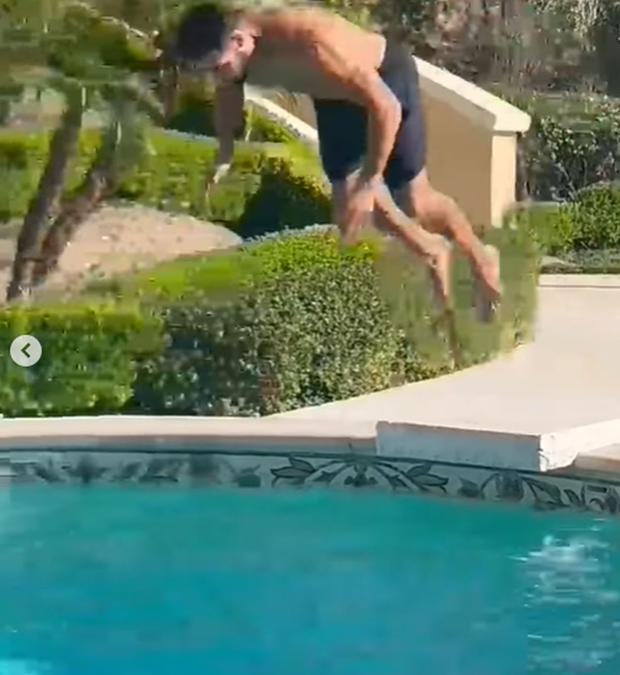 Sam Asghari, el esposo de la cantante, metiéndose a la piscina de su mansión (Foto: Britney Spears / Instagram)