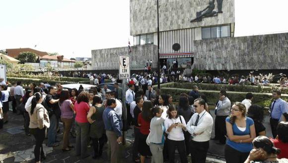 PÁNICO. Miles de personas evacuaron rápidamente los edificios en San José por el terremoto. (Reuters)