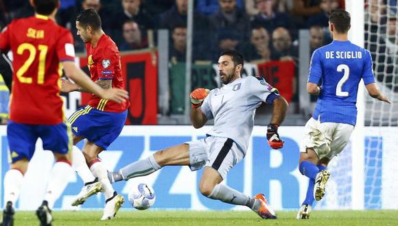 Gianluigi Buffon cometió un terrible error que provocó el gol de España. (AFP)