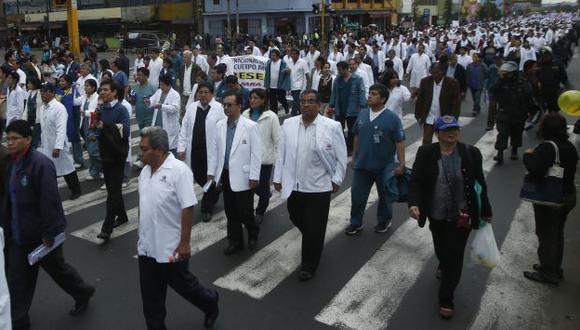Médicos exigen la salida de la ministra de Salud, Midori de Habich. (Perú21)