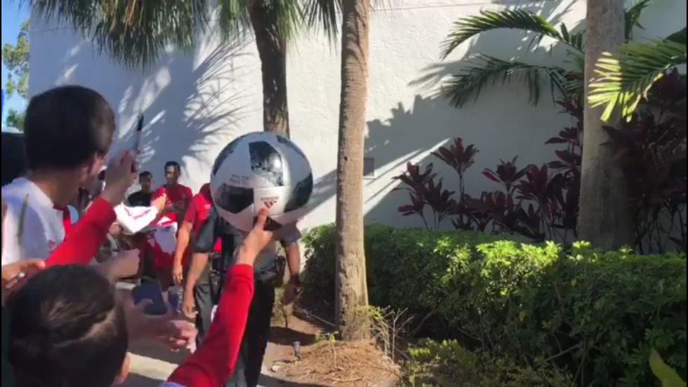 Selección peruana: Niño pide que Christian Ramos le firme su pelota pero jugador se la lleva por error. (Facebook)